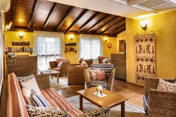 Cruccuris Resort hat eine typische mediterrane Architektur, und die warme und erdige Farben, sind in Kontrast zum Blau des Meeres von Campus und den grünen Hügeln, von denen es liegt, ist. 49 moderne und komfortable Zimmer, die horizontal verlaufen auf 2 Hektar Garten, wo sie ihren natürlichen Lebensraum unter mehr als 200 Pflanzen und Blumen duftend und farbenfroh. Die Möbel, das Vorhandensein von warmem Holz, die mit der Kühle von Keramik, großzügige Räume Kontraste, macht es besonders lecker und gemütliche Zimmer in Cruccuris Resort, jeweils mit Terrasse oder Balkon und alle Annehmlichkeiten, die Ihren Aufenthalt so angenehm wird, zeichnen sich durch Eleganz, Raffinesse und Ruhe. Die zwei Pools, einer mit Jacuzzi, ist der ideale Ort, um ein kühles Getränk zu genießen, ein Buch im Schatten der Palmen lesen, oder einfach nur entspannen und genießen Sie die Ruhe dieses wunderbaren und romantisch. Cruccuris Resort bietet auch einen privaten Strand im Hotel Stella Maris (kostenpflichtig), das nur 10 Minuten vom Resort entfernt, leicht erreichbar mit einem Shuttle-Service.