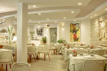 Cruccuris Resort hat eine typische mediterrane Architektur, und die warme und erdige Farben, sind in Kontrast zum Blau des Meeres von Campus und den grünen Hügeln, von denen es liegt, ist. 49 moderne und komfortable Zimmer, die horizontal verlaufen auf 2 Hektar Garten, wo sie ihren natürlichen Lebensraum unter mehr als 200 Pflanzen und Blumen duftend und farbenfroh. Die Möbel, das Vorhandensein von warmem Holz, die mit der Kühle von Keramik, großzügige Räume Kontraste, macht es besonders lecker und gemütliche Zimmer in Cruccuris Resort, jeweils mit Terrasse oder Balkon und alle Annehmlichkeiten, die Ihren Aufenthalt so angenehm wird, zeichnen sich durch Eleganz, Raffinesse und Ruhe. Die zwei Pools, einer mit Jacuzzi, ist der ideale Ort, um ein kühles Getränk zu genießen, ein Buch im Schatten der Palmen lesen, oder einfach nur entspannen und genießen Sie die Ruhe dieses wunderbaren und romantisch. Cruccuris Resort bietet auch einen privaten Strand im Hotel Stella Maris (kostenpflichtig), das nur 10 Minuten vom Resort entfernt, leicht erreichbar mit einem Shuttle-Service.