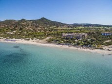Cruccuris Resort hat eine typische mediterrane Architektur, und die warme und erdige Farben, sind in Kontrast zum Blau des Meeres von Campus und den grünen Hügeln, von denen es liegt, ist. 49 moderne und komfortable Zimmer, die horizontal verlaufen auf 2 Hektar Garten, wo sie ihren natürlichen Lebensraum unter mehr als 200 Pflanzen und Blumen duftend und farbenfroh. Die Möbel, das Vorhandensein von warmem Holz, die mit der Kühle von Keramik, großzügige Räume Kontraste, macht es besonders lecker und gemütliche Zimmer in Cruccuris Resort, jeweils mit Terrasse oder Balkon und alle Annehmlichkeiten, die Ihren Aufenthalt so angenehm wird, zeichnen sich durch Eleganz, Raffinesse und Ruhe. Die zwei Pools, einer mit Jacuzzi, ist der ideale Ort, um ein kühles Getränk zu genießen, ein Buch im Schatten der Palmen lesen, oder einfach nur entspannen und genießen Sie die Ruhe dieses wunderbaren und romantisch. Cruccuris Resort bietet auch einen privaten Strand im Hotel Stella Maris (kostenpflichtig), das nur 10 Minuten vom Resort entfernt, leicht erreichbar mit einem Shuttle-Service.