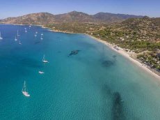 Cruccuris Resort hat eine typische mediterrane Architektur, und die warme und erdige Farben, sind in Kontrast zum Blau des Meeres von Campus und den grünen Hügeln, von denen es liegt, ist. 49 moderne und komfortable Zimmer, die horizontal verlaufen auf 2 Hektar Garten, wo sie ihren natürlichen Lebensraum unter mehr als 200 Pflanzen und Blumen duftend und farbenfroh. Die Möbel, das Vorhandensein von warmem Holz, die mit der Kühle von Keramik, großzügige Räume Kontraste, macht es besonders lecker und gemütliche Zimmer in Cruccuris Resort, jeweils mit Terrasse oder Balkon und alle Annehmlichkeiten, die Ihren Aufenthalt so angenehm wird, zeichnen sich durch Eleganz, Raffinesse und Ruhe. Die zwei Pools, einer mit Jacuzzi, ist der ideale Ort, um ein kühles Getränk zu genießen, ein Buch im Schatten der Palmen lesen, oder einfach nur entspannen und genießen Sie die Ruhe dieses wunderbaren und romantisch. Cruccuris Resort bietet auch einen privaten Strand im Hotel Stella Maris (kostenpflichtig), das nur 10 Minuten vom Resort entfernt, leicht erreichbar mit einem Shuttle-Service.