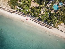 Cruccuris Resort hat eine typische mediterrane Architektur, und die warme und erdige Farben, sind in Kontrast zum Blau des Meeres von Campus und den grünen Hügeln, von denen es liegt, ist. 49 moderne und komfortable Zimmer, die horizontal verlaufen auf 2 Hektar Garten, wo sie ihren natürlichen Lebensraum unter mehr als 200 Pflanzen und Blumen duftend und farbenfroh. Die Möbel, das Vorhandensein von warmem Holz, die mit der Kühle von Keramik, großzügige Räume Kontraste, macht es besonders lecker und gemütliche Zimmer in Cruccuris Resort, jeweils mit Terrasse oder Balkon und alle Annehmlichkeiten, die Ihren Aufenthalt so angenehm wird, zeichnen sich durch Eleganz, Raffinesse und Ruhe. Die zwei Pools, einer mit Jacuzzi, ist der ideale Ort, um ein kühles Getränk zu genießen, ein Buch im Schatten der Palmen lesen, oder einfach nur entspannen und genießen Sie die Ruhe dieses wunderbaren und romantisch. Cruccuris Resort bietet auch einen privaten Strand im Hotel Stella Maris (kostenpflichtig), das nur 10 Minuten vom Resort entfernt, leicht erreichbar mit einem Shuttle-Service.