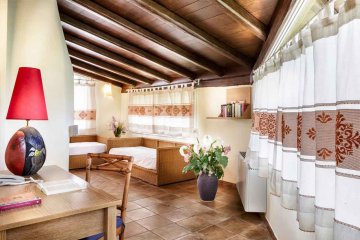 Cruccuris Resort hat eine typische mediterrane Architektur, und die warme und erdige Farben, sind in Kontrast zum Blau des Meeres von Campus und den grünen Hügeln, von denen es liegt, ist. 49 moderne und komfortable Zimmer, die horizontal verlaufen auf 2 Hektar Garten, wo sie ihren natürlichen Lebensraum unter mehr als 200 Pflanzen und Blumen duftend und farbenfroh. Die Möbel, das Vorhandensein von warmem Holz, die mit der Kühle von Keramik, großzügige Räume Kontraste, macht es besonders lecker und gemütliche Zimmer in Cruccuris Resort, jeweils mit Terrasse oder Balkon und alle Annehmlichkeiten, die Ihren Aufenthalt so angenehm wird, zeichnen sich durch Eleganz, Raffinesse und Ruhe. Die zwei Pools, einer mit Jacuzzi, ist der ideale Ort, um ein kühles Getränk zu genießen, ein Buch im Schatten der Palmen lesen, oder einfach nur entspannen und genießen Sie die Ruhe dieses wunderbaren und romantisch. Cruccuris Resort bietet auch einen privaten Strand im Hotel Stella Maris (kostenpflichtig), das nur 10 Minuten vom Resort entfernt, leicht erreichbar mit einem Shuttle-Service.