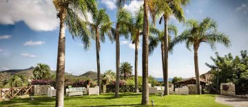 Cruccuris Resort hat eine typische mediterrane Architektur, und die warme und erdige Farben, sind in Kontrast zum Blau des Meeres von Campus und den grünen Hügeln, von denen es liegt, ist. 49 moderne und komfortable Zimmer, die horizontal verlaufen auf 2 Hektar Garten, wo sie ihren natürlichen Lebensraum unter mehr als 200 Pflanzen und Blumen duftend und farbenfroh. Die Möbel, das Vorhandensein von warmem Holz, die mit der Kühle von Keramik, großzügige Räume Kontraste, macht es besonders lecker und gemütliche Zimmer in Cruccuris Resort, jeweils mit Terrasse oder Balkon und alle Annehmlichkeiten, die Ihren Aufenthalt so angenehm wird, zeichnen sich durch Eleganz, Raffinesse und Ruhe. Die zwei Pools, einer mit Jacuzzi, ist der ideale Ort, um ein kühles Getränk zu genießen, ein Buch im Schatten der Palmen lesen, oder einfach nur entspannen und genießen Sie die Ruhe dieses wunderbaren und romantisch. Cruccuris Resort bietet auch einen privaten Strand im Hotel Stella Maris (kostenpflichtig), das nur 10 Minuten vom Resort entfernt, leicht erreichbar mit einem Shuttle-Service.