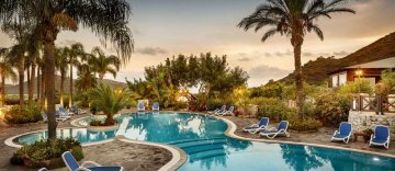 Cruccuris Resort hat eine typische mediterrane Architektur, und die warme und erdige Farben, sind in Kontrast zum Blau des Meeres von Campus und den grünen Hügeln, von denen es liegt, ist. 49 moderne und komfortable Zimmer, die horizontal verlaufen auf 2 Hektar Garten, wo sie ihren natürlichen Lebensraum unter mehr als 200 Pflanzen und Blumen duftend und farbenfroh. Die Möbel, das Vorhandensein von warmem Holz, die mit der Kühle von Keramik, großzügige Räume Kontraste, macht es besonders lecker und gemütliche Zimmer in Cruccuris Resort, jeweils mit Terrasse oder Balkon und alle Annehmlichkeiten, die Ihren Aufenthalt so angenehm wird, zeichnen sich durch Eleganz, Raffinesse und Ruhe. Die zwei Pools, einer mit Jacuzzi, ist der ideale Ort, um ein kühles Getränk zu genießen, ein Buch im Schatten der Palmen lesen, oder einfach nur entspannen und genießen Sie die Ruhe dieses wunderbaren und romantisch. Cruccuris Resort bietet auch einen privaten Strand im Hotel Stella Maris (kostenpflichtig), das nur 10 Minuten vom Resort entfernt, leicht erreichbar mit einem Shuttle-Service.